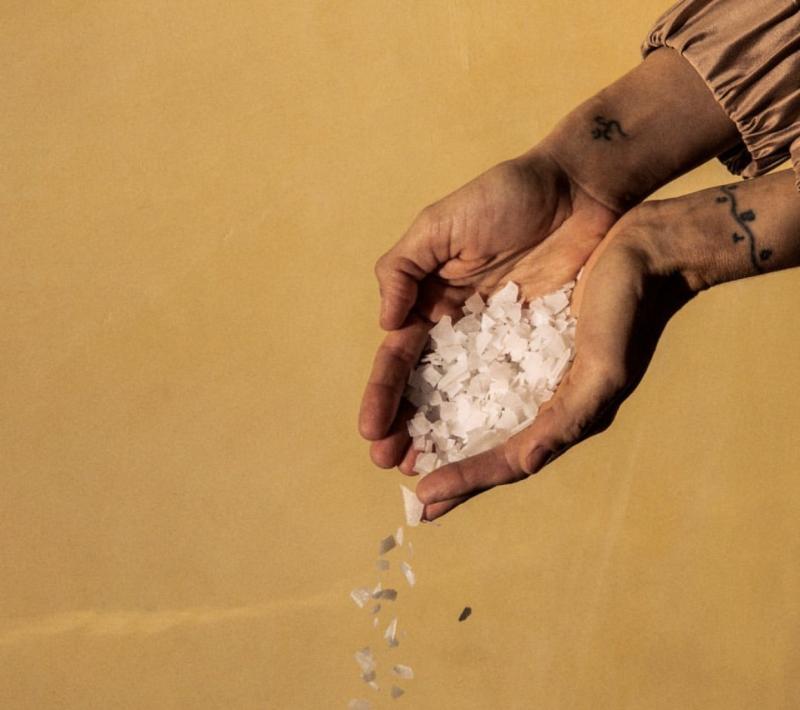 hands holding magnesium for bath